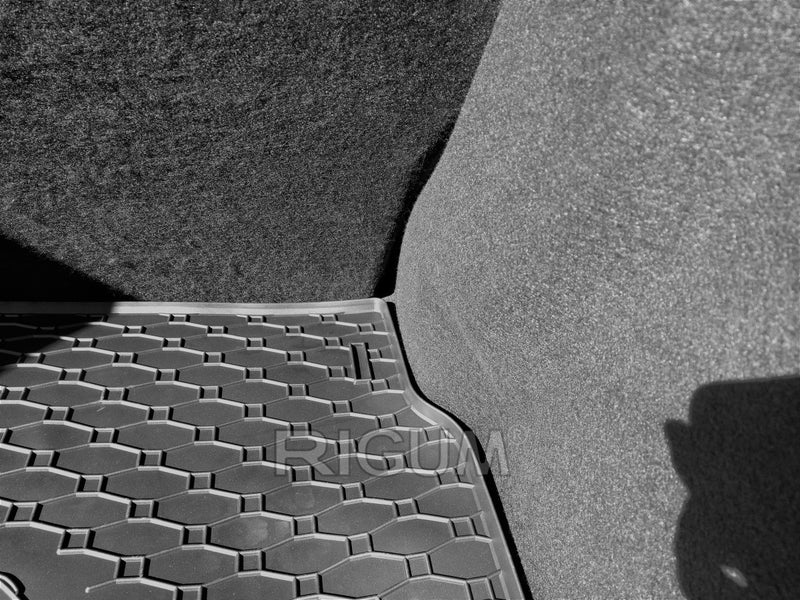 Гумена стелка Rigum за багажник за Renault Megane хечбек (2009-2015) с щампа на автомобила