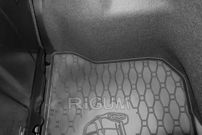 Гумена стелка за багажник Rigum за Toyota Aygo (2014-2022) – с черна 3D щампа