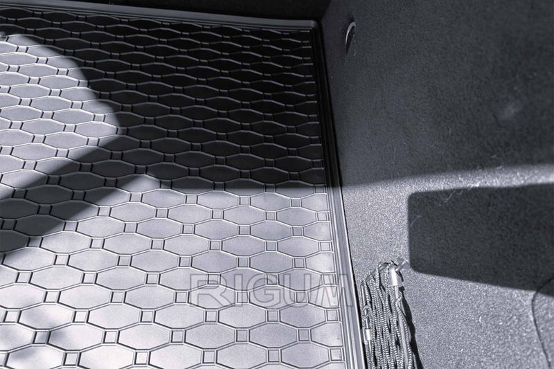 Гумена стелка за багажник Rigum за Mercedes GLA X156 (2014+) и GLA H247 (2020+) горно положение